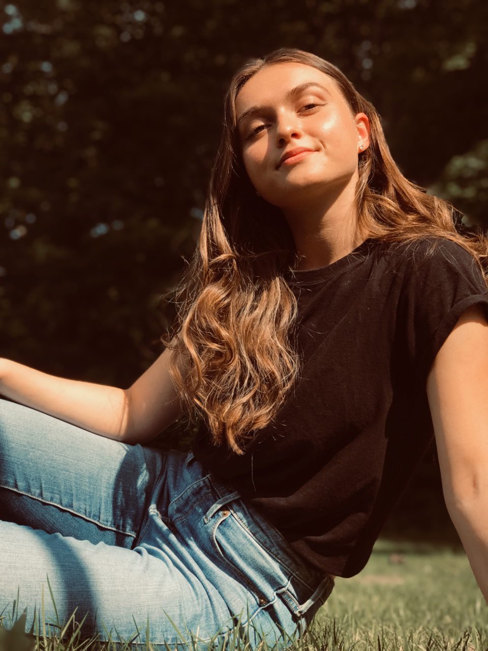 Young woman with a black shirt posing outside